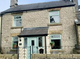 The Beautiful Bobbin - Premium Place to stay - Cottage with views, local walks & pubs, pet-friendly hotel in Tideswell