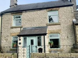 The Beautiful Bobbin - Premium Place to stay - Cottage with views, local walks & pubs, hotel in Tideswell