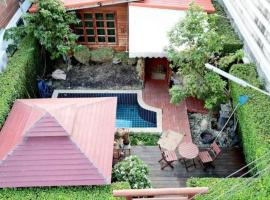 Aran Cottage Ngamwongwan The Pool Villa in japanese Garden, holiday home in Nonthaburi