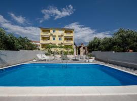 Casa Surya - Apartments with sea view and swimming pool, hotel di Barbat na Rabu