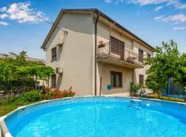 2 Bedroom Cozy Apartment In Drazice