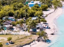 Bluemare EcoHotel Frente a la playa Ensendada, Hotel in Punta Rucia