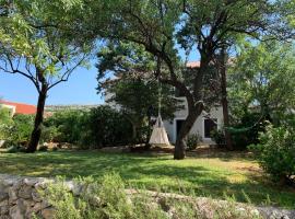 Stone & Salt Getaway Home, Hotel in Šimuni