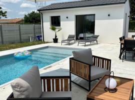 Studio Isana - avec piscine: Ambarès-et-Lagrave şehrinde bir otel