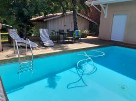 Maison avec piscine, puhkemajutus sihtkohas Castelnau-de-Médoc