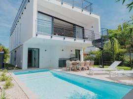 Villa Cordouan avec piscine en bord de mer, hotel a Royan