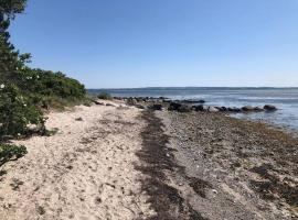 Beach House with Sea view, Private beach area, Garden, 3 Bedrooms, free WiFi and Parking, feriehus i Egå
