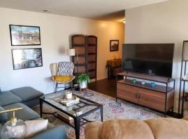 The Redhawk Hideaway: Charming 2BR Condo near Miami Univ in Oxford! Book now!, Condo in Oxford