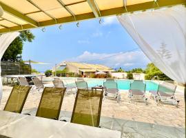 Villa Kessar St Stephanos with private pool by DadoVillas: Ágios Stéfanos şehrinde bir kiralık tatil yeri