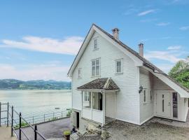 Cozy Home In ystese With House Sea View, stuga i Øystese