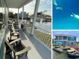 FISH HAVEN-NEW Gulf Home w/ Elev, Boat Ramp,Kayaks,Paddleboards and more!: Hudson şehrinde bir otel