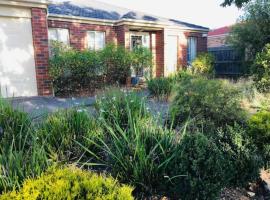 Walk to train station, cosy house +treadmill …, Hotel in Point Cook