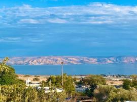 Villa with Panoramic view of Sea of Galilee, feriebolig i Livnim