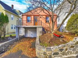 Entire Modern 1 Fam house/ 7 min walk to NYC Train, hotel v destinaci Tuckahoe