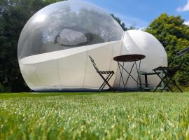 Nuit insolite dans une bulle avec jacuzzi privatif, luxury tent in Notre-Dame-dʼElle