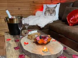 Romantique chalet avec sauna et jacuzzi extérieur, căsuță din Arthon