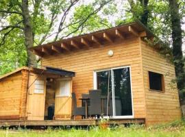 Tiny House dans les bois à 10 minutes de l'océan, cabaña o casa de campo en Vensac