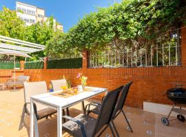 WintowinRentals Close to the beach, Private Terrace & Parking, hotel i Rincón de la Victoria