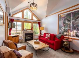 Glacier Lodge Steps to Trails and Nature, serviced apartment in Whistler