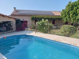 Mas La Gentille ,,, à la campagne , beautiful outdoor , swimming pool , pool house , Nice green Garden , BBQ ,,, only for you , pour passer un séjour inoubliable, vacation home in Pernes-les-Fontaines