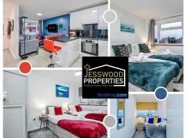 Spacious 5 Bedroom, 3 Bath House by Jesswood Properties Short Lets For Contractors, With Free Parking Near M1 & Luton Airport