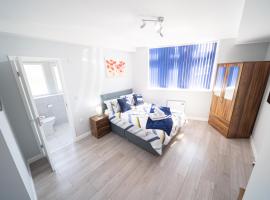 Stylish Studios with Ensuite, Separate Kitchen, and Prime Location in St Helen, semesterhus i Saint Helens