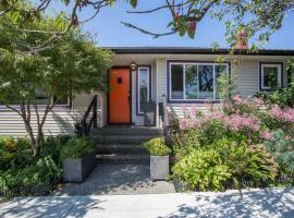 The Orange Door Bungalow, hotel perto de Pacific Coliseum, Vancouver