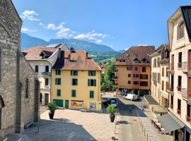 Apartment with mountain views in town centre, hotel in La Roche-sur-Foron