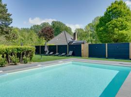 Family Villa in Forest with shared pool & Wellness, maison de vacances à Zeewolde