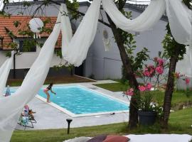 Infinity, hotel na may pool sa Novi Sad