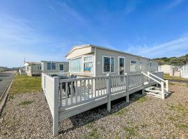 Spacious Caravan For Hire With Decking By The Beach In Suffolk Ref 40094nd, hotel in Lowestoft