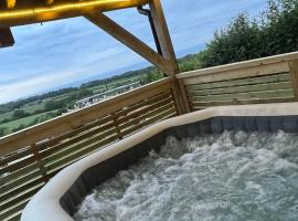 Angies Den - quirky cabin with hot tub & views, inn in Llanasa