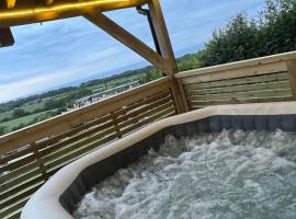 Angies Den - quirky cabin with hot tub & views, kro i Llanasa