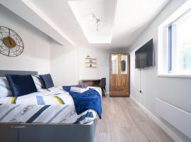 Modern Studios with Ensuite, Separate Kitchen, and Prime Location in St Helen Apt 2, hotell i Saint Helens