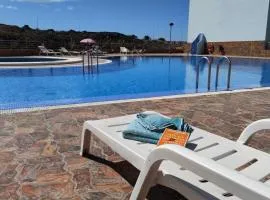 Hübsche Ferienwohnung mit 2 Schlafzimmern, Pool und WLAN, Strandnähe