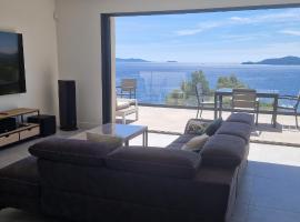 Splendide villa vue mer 180° à 500 m de la plage, hôtel au Lavandou