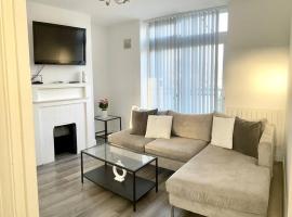 2 bed flat with balcony, TV & Great transport, alquiler vacacional en Edmonton