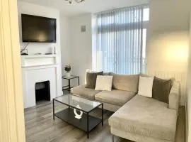 2 bed flat with balcony, TV & Great transport