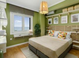 Azure Breeze - Coastal Chic Getaway by the Sea, hotel v destinaci Psakoudia