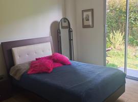 Cómoda habitación en casa de familia en zona semi urbana de Calarcá, hotel i Calarcá