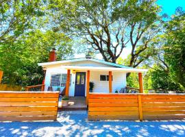 Private Wine Country-River Bungalow! Sunny Treetop Views - Pets Stay Free, hotel v destinaci Forestville
