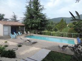 Attractive holiday home in Les Vans with private pool: Les Vans şehrinde bir villa