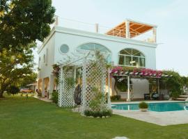 Amazing Beachfront Villa - Palm House โรงแรมในปุนตาชาเม