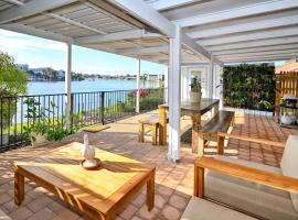 Waterfront 3 B/Room, 6 Guests - Light, Relaxed ZC7, alquiler vacacional en la playa en Parrearra
