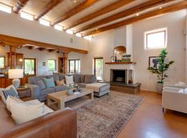 New Mexico Retreat with Hot Tub and Mountain Views!, βίλα σε Arroyo Seco