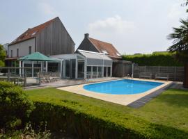 Splendid villa in Flemish Ardennes with pool, hótel í Zottegem