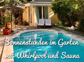 Apartment TinyHouse mit Pool, Outdoor Whirlpool und Garten, hotel in Petershagen