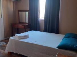 En-suite Rooms in shared appartment, hospedagem domiciliar em Quatre Bornes