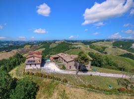 Flat on a farm with swimming pool and many activities, hotel sa SantʼAngelo in Vado