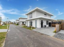 Brand new luxury villa on a small scale park with its own jetty, cottage in Zeewolde